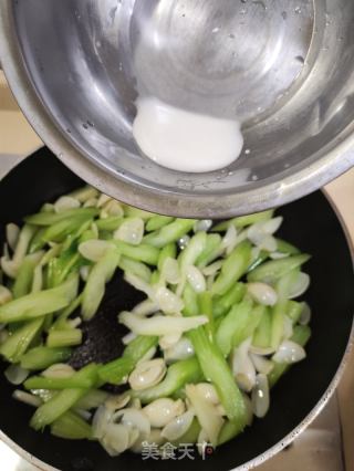 芹菜炒百开的做法步调：7