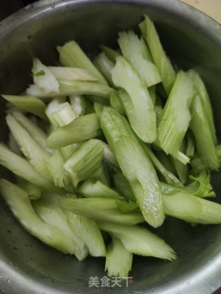 芹菜炒百开的做法步调：2