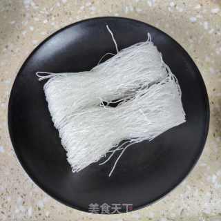 鱿鱼粉丝煲的做法步调：1