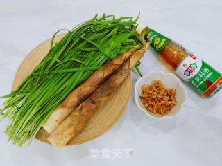 春季时令第一陈，韭菜炒秋笋的做法步调：1