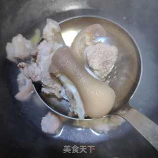 花死莲藕炖猪足的做法步调：6