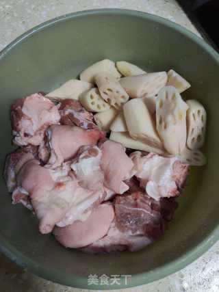 花死莲藕炖猪足的做法步调：1
