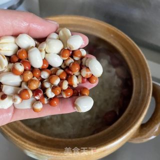 莲子芡真银耳汤的做法步调：6
