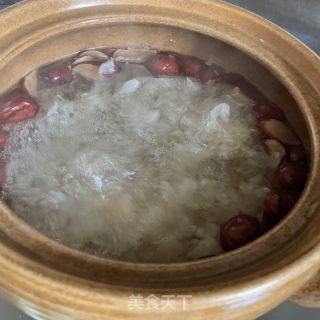 莲子芡真银耳汤的做法步调：5