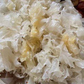 莲子芡真银耳汤的做法步调：2