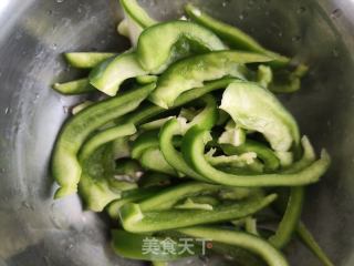 灯笼椒马蹄炒肉丝的做法步调：3