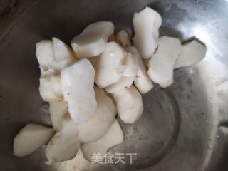 灯笼椒马蹄炒肉丝的做法步调：1
