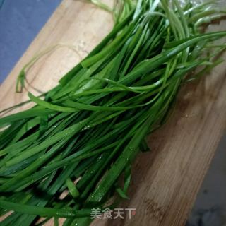 韭菜炒鸡胸肉的做法步调：1