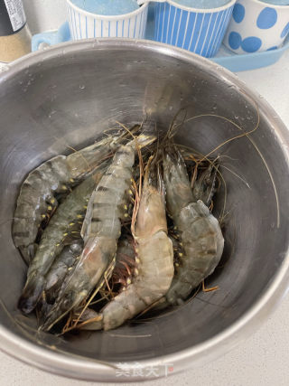 蒜茸开边虾的做法步调：1