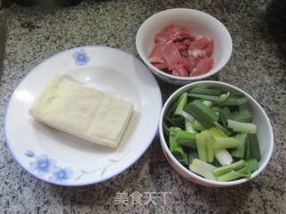 年夜蒜肉片炒豆腐的做法步调：1