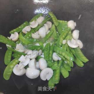 荷兰豆炒蘑菇的做法步调：7