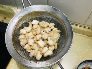 芹菜炒鸡丁的做法步调：4