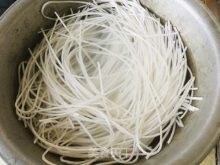 土豆粉鸭血羊汤的做法步调：1