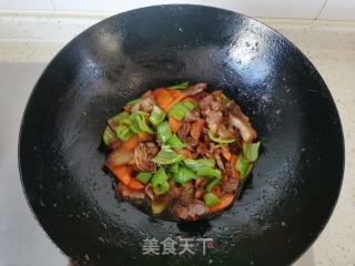 辣椒炒猪头肉的做法步调：7