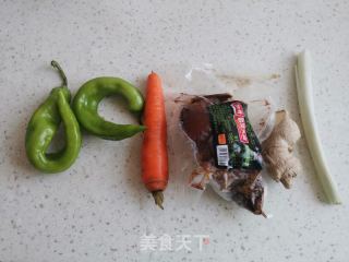 辣椒炒猪头肉的做法步调：1