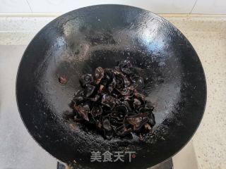 洋葱木耳炒鸡蛋的做法步调：5