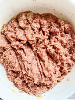 喷鼻菇牛肉酱的做法步调：1