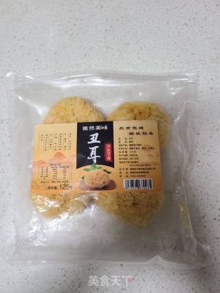 桂圆白枣银耳莲子羹的做法步调：1