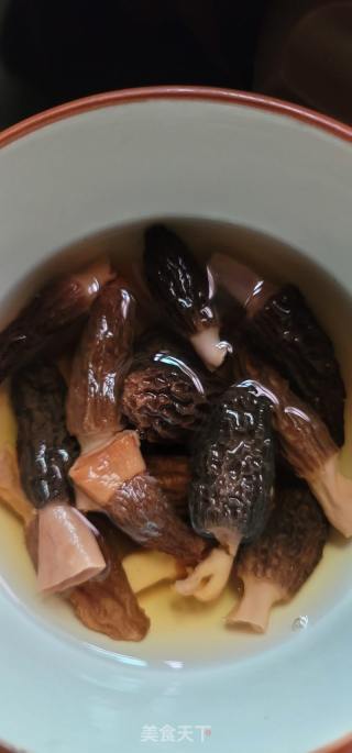 羊肚菌炖鸽子汤的做法步调：2