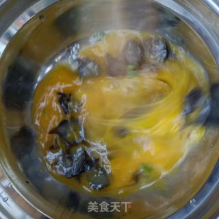 茼蒿叶海参滑蛋的做法步调：4