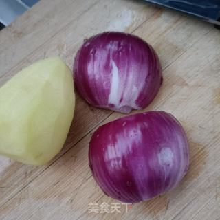 洋葱土豆炒驴肉的做法步调：1