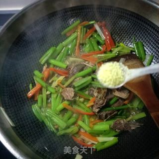西芹白椒炒驴肉的做法步调：12