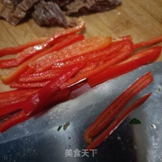 西芹白椒炒驴肉的做法步调：5