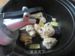 鲍鱼花螺鸡块煲的做法步调：7