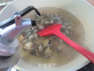 鲍鱼花螺鸡块煲的做法步调：3