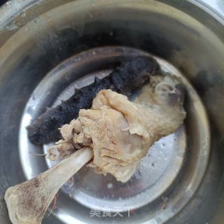 彩椒鸡腿拌海参的做法步调：1