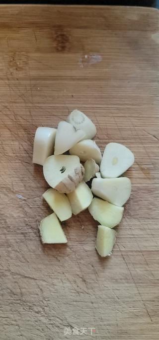 扣肉焖梅菜的做法步调：3