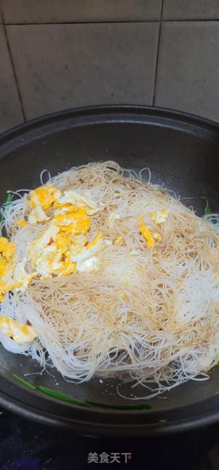 肉片鸡蛋炒米粉的做法步调：9