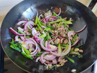 洋葱芹菜炒牛肉的做法步调：7