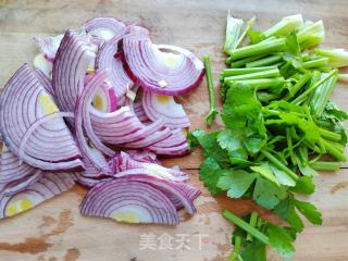 洋葱芹菜炒牛肉的做法步调：4
