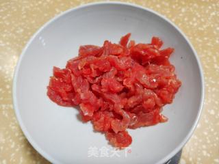 洋葱芹菜炒牛肉的做法步调：1