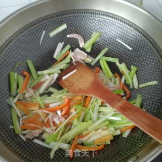 金华水腿炒西芹的做法步调：15