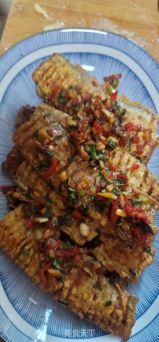椒盐蒜喷鼻带鱼的做法步调：16