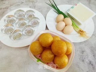 解锁油里筋的别致服法，一心爆浆的油里筋灌鸡蛋的做法步调：1