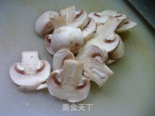蘑菇炒芦笋的做法步调：3
