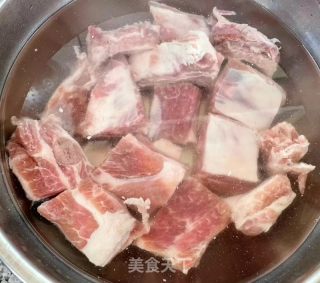氛围炸锅版蒜喷鼻排骨的做法步调：1