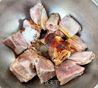 氛围炸锅版蒜喷鼻排骨的做法步调：2