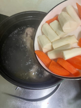 鹿茸菇山药鸡汤的做法步调：7