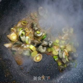 葱爆活海参的做法步调：10