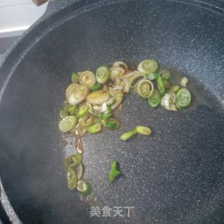 葱爆活海参的做法步调：8