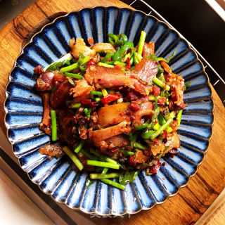 腊肉炒青椒蒜苔的做法步调：9