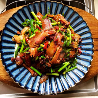 腊肉炒青椒蒜苔的做法步调：10