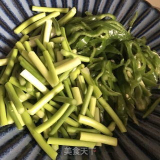 腊肉炒青椒蒜苔的做法步调：3