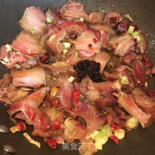 腊肉炒青椒蒜苔的做法步调：6