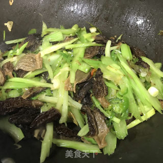 西芹炒羊肚菌的做法步调：7