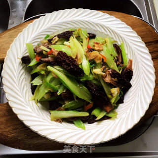 西芹炒羊肚菌的做法步调：9